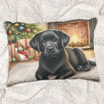 Gemütlicher Welpe Labrador Retriever Weihnachtshun Dekokissen<br><div class="desc">Das Labrador Retriever Weihnachtskissen - das ist die perfekte Ergänzung zu Ihrer Feriendekoration! Diese Kissen sind in schwarzem, gelbem oder schokoladenbraunem Labrador erhältlich und sind ein Muss für jeden Hundefreund. Wählen Sie aus gemütlichen Kaminszenen, fröhlichen Welpen im Schnee oder festlichen Hunden, um Ihren Lebensraum warm und einladend zu machen. Diese...</div>