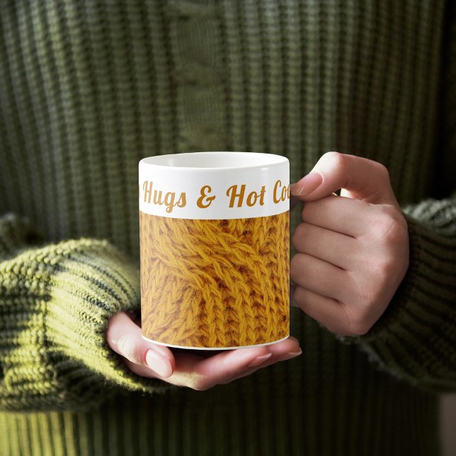 Gemütlicher Winter im Sweater | Hugs & Hot Cocoa Kaffeetasse (Von Creator hochgeladen)