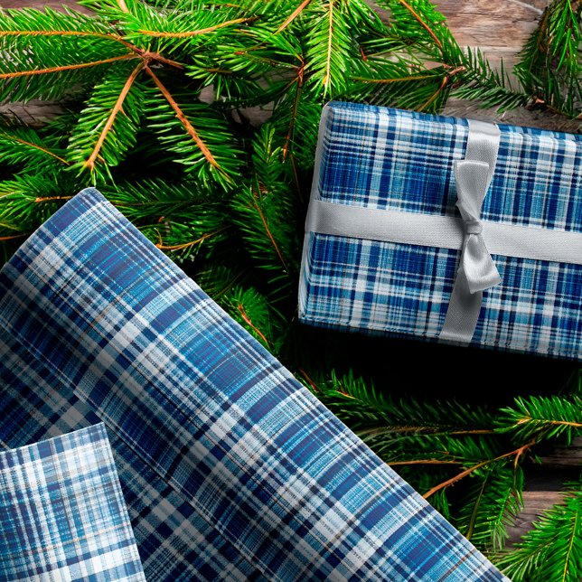Gemütliches Blau-Weiß-Kariertes Flanell-Muster Geschenkpapier (Cozy Blue and White Plaid Flannel Pattern Wrapping Paper)