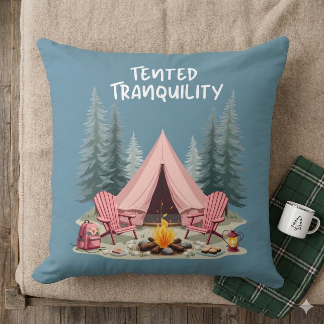 Gemütliches Camping Ästhetisches Glamping Zelt & C Kissen (Cozy Camping Aesthetic Glamping Tent & Campfire Throw Pillow Mockup A)