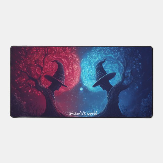 Gemütliches Fantasy Village umgeben von Pinienwäld Schreibtischunterlage (Vorderseite)