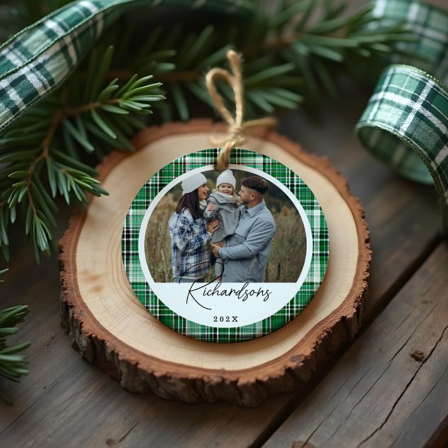 Gemütliches Grün- und Minzgrün-Kariertes Stofffami Keramik Ornament (Cozy Green and Mint Plaid fabric Family Photo Ceramic Ornament)