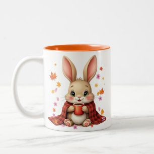 Gemütliches Herbstdesign: Kaninchen genießt Kaffee Zweifarbige Tasse