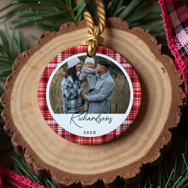 Gemütliches Kariertes, rotes und weißes Stoff Foto Keramik Ornament (Cozy Red and White Plaid fabric Family Photo Ceramic Ornament)