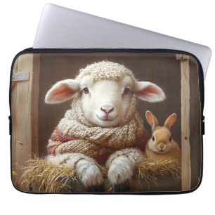 Gemütliches Schaf und Kaninchen im Stall mit Blume Laptopschutzhülle