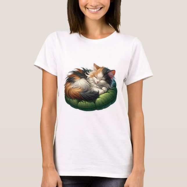 Gemütliches Schlafen Calico Katze auf einem weiche T-Shirt (Vorderseite)