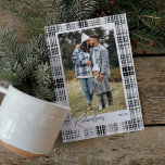 Gemütliches Schwarz-Weiß-Kariertes Flanell Foto Feiertagskarte<br><div class="desc">Schwarz-Weiß karierte Flanell Foto-Urlaubskarte. Das Design besteht aus einem karierten,  schwarz-weiß gestreiften Flanell-Stoffdesign mit hellgrauen Imitaten. Personalisieren Sie Ihr Foto und passen Sie Ihren Nachnamen und das Jahr an. Von Moodthology Papery entworfen</div>