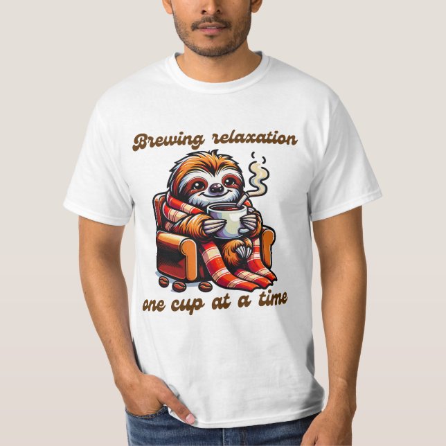 Gemütliches Sloth Sipping Hot Coffee Illustration T-Shirt (Vorderseite)