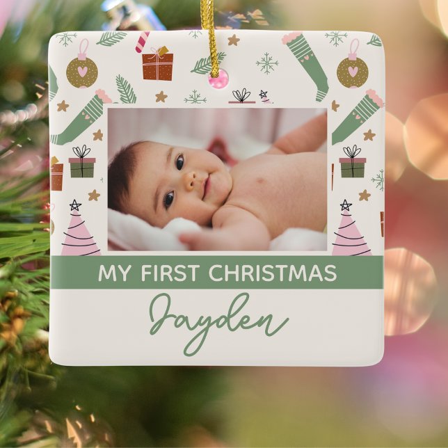 Gemütliches Winter Pink Grün Erstes Weihnachtsfest Keramikornament (Von Creator hochgeladen)