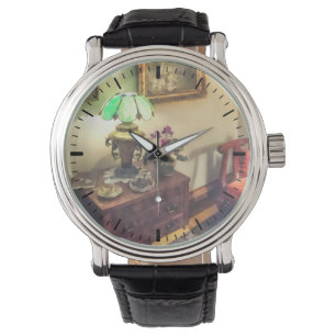 Gemütliches Wohnzimmer mit Blütenlampe Armbanduhr