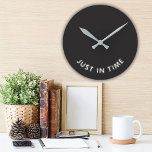Genau zur Zeit Funny Sprichwort Schwarz-weiß Typog Runde Wanduhr<br><div class="desc">Just in time Funny Sprichwort Schwarz-weiß Typografie Uhr.</div>
