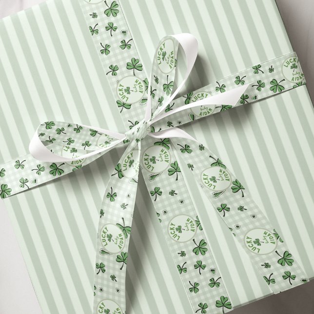 Gender Netural Mit Monogramm grüne Kleeblätter Ripsband (Cute Gender Neutral St. Patrick's Day Pattern of Green Shamrocks and Adorable Hearts on Gingham Back)