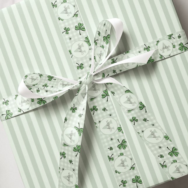 Gender Netural Mit Monogramm grüne Kleeblätter Ripsband (Cute Green Monogrammed St. Patrick's Day Pattern. Green Shamrocks & Adorable Hearts on Gingham Back)