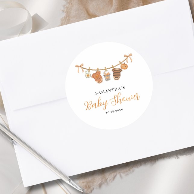 Gender Neutral Clothesline Halloween Baby Shower  Runder Aufkleber (Von Creator hochgeladen)