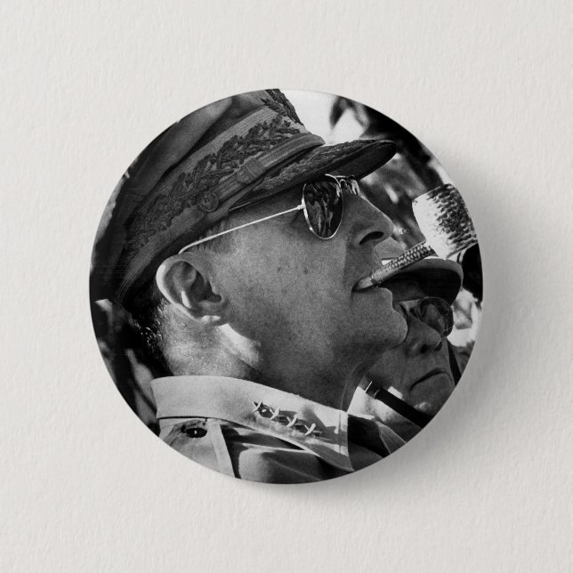 General Douglas MacArthur mit Maiskolben-Rohr Button (Vorderseite)
