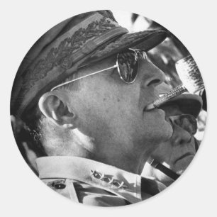 General Douglas MacArthur mit Maiskolben-Rohr Runder Aufkleber