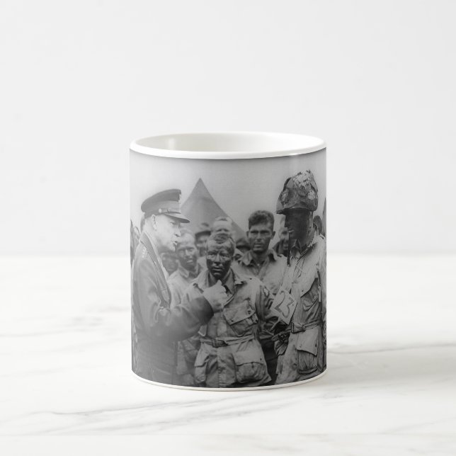 General Dwight D. Eisenhower mit Fallschirmjägern Kaffeetasse (Mittel)