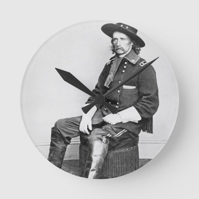 General George A. Custer (b/w Foto) Runde Wanduhr (Vorderseite)