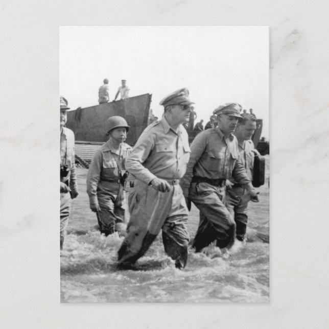 Generalleutnant Douglas MacArthur wacht an Land_Wa Postkarte (Vorderseite)