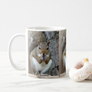Genießen einer Leckerei-Tasse Kaffeetasse