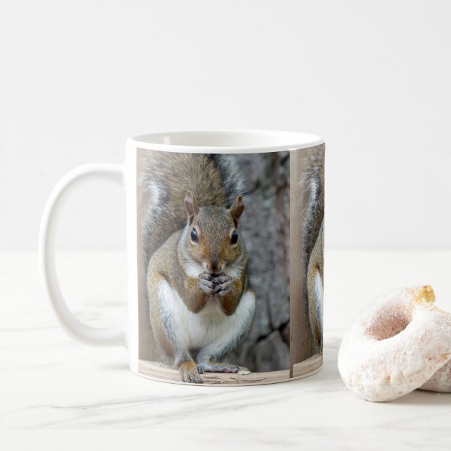 Genießen einer Leckerei-Tasse Kaffeetasse (Mit Donut)