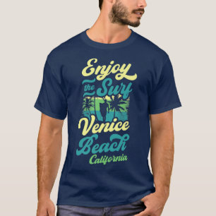 Genießen Sie das Surfen am Strand von Venedig T-Shirt