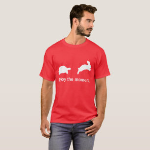 Genießen Sie den Moment. Rote Ausgabe T-Shirt