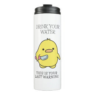 Genießen Sie die Erinnerung des Wassers von einer Thermosbecher