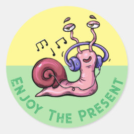 Genießen Sie die Gegenwart mit einem Snail-Hören z Runder Aufkleber
