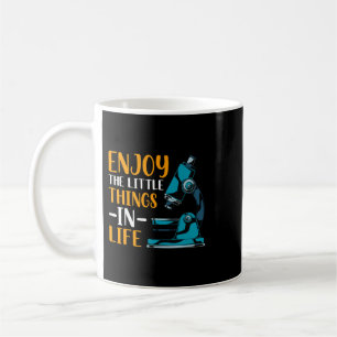 Genießen Sie die Kleinigkeiten im Leben der lustig Kaffeetasse