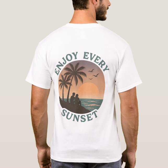 "Genießen Sie jeden Sonnenuntergang - Retro Beach" T-Shirt (Rückseite)