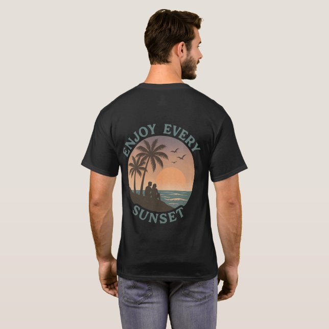 "Genießen Sie jeden Sonnenuntergang - Retro Beach" T-Shirt (Schwarz voll)