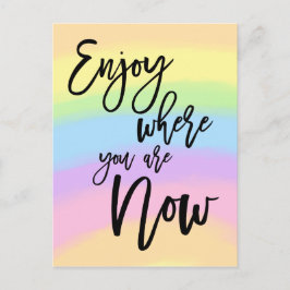 Genießen Sie, wo Sie jetzt Regenbogenfarben angebe Postkarte