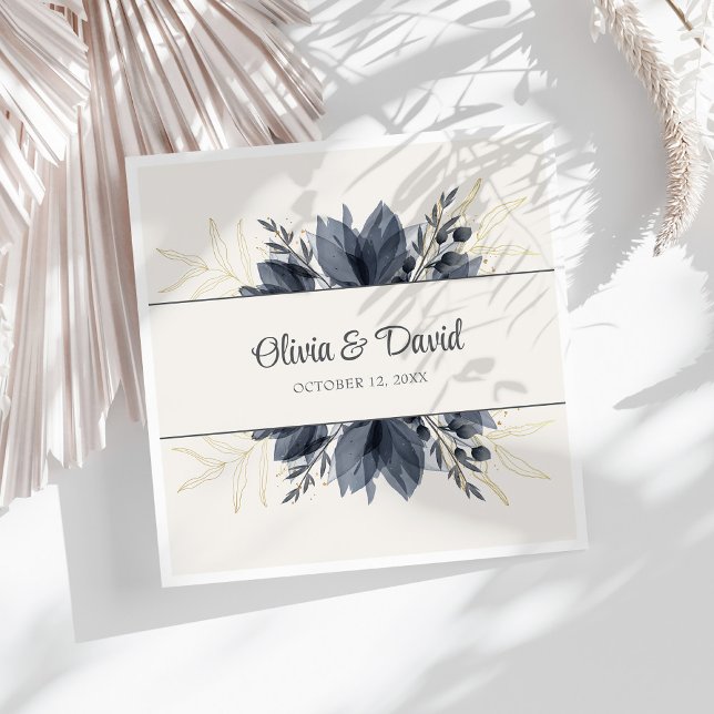 Gentle Gray Blume Wedding Napkins Serviette (Gentle Gray Flowers Wedding Napkins on a sunny white table.)