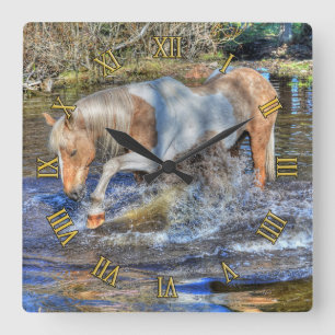 Gentle Palomino Pinto Stallion Playing in Pond Quadratische Wanduhr