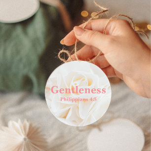 Gentleness Bible Verse mit eleganter weißer Rose Runder Aufkleber