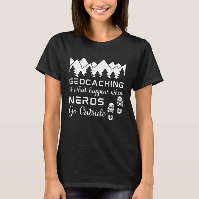 Geocaching is What Happens When Nerds Go Outside   T-Shirt (Vorderseite)