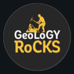Geology Rocks Funny Geological Science Puns Runder Aufkleber<br><div class="desc">Geologie-Steine. Funny Pun Design für diejenigen,  die Liebe,  Geologie zu studieren und Art von Felsen zu sammeln. Coole und humorvolle Ware für Geeks und Nerd der Erdwissenschaft. Ideal für Geologen,  Professoren der Uni und Studierende,  die Geologie studieren. Großartiges Weihnachtsgeschenk und Geburtstagsgeschenk für Familie und Freunde.</div>