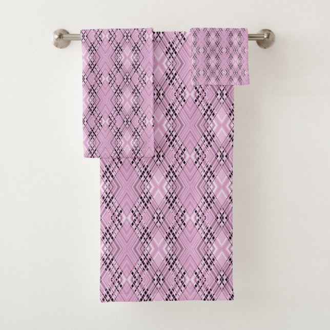 Geometric pattern retro pink diamonds badhandtuch set (Insitu)