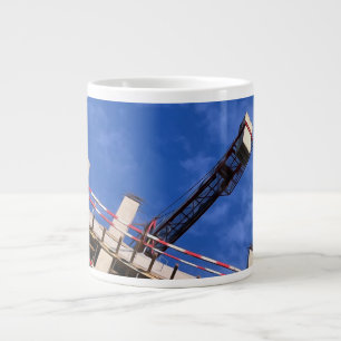 Geometrie in der Luft Jumbo-Tasse