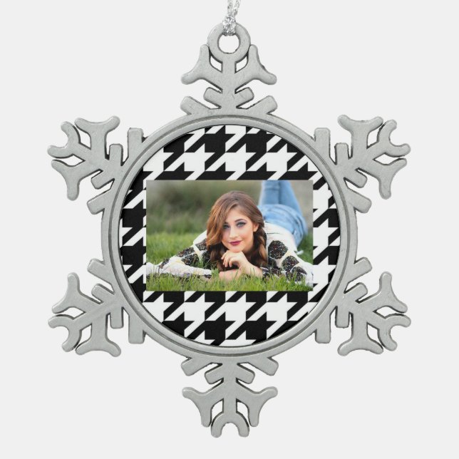 geometrisch Schwarz-weißes Hahnentrittmuster Schneeflocken Zinn-Ornament (Vorderseite)