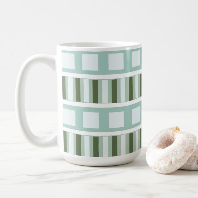 Geometrische aquamarine Streifen mit grünem Quadra Kaffeetasse (Mit Donut)