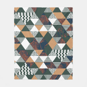 Geometrische Blätter aus Palmen, trendy Muster Fleecedecke