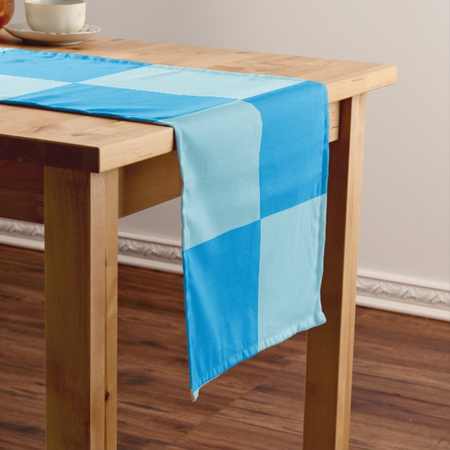 Geometrische blaue quadratische Blöcke Mittelgroßer Tischläufer (Beispiel)