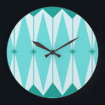 Geometrische Diamanten und Sternexplosionen rund u Große Wanduhr<br><div class="desc">Diese geometrische Diamanten & Sternexplosionen Acrylic Round Wall Clock hat den kitschigen Charme von etwas, das kitschig und charmant ist. Das Vintag inspirierte Design umfasst eine Mod, einen pfauenblauen Hintergrund mit hellblauen, lang gestreckten Hexagonen, mit türkisfarbenen Diamanten geschichtet, und pfauenblaue Sternexplosionen. Es ist ein Kaleidoskop der Retro-Güte! Das Design des...</div>