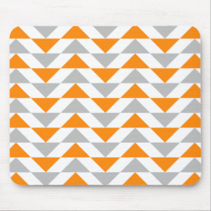Geometrische Dreieck-orange graues Weiß-Muster Mousepad