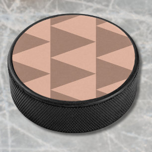 Geometrische große Dreiecke Mocha Mousse Dusty Pin Eishockey Puck