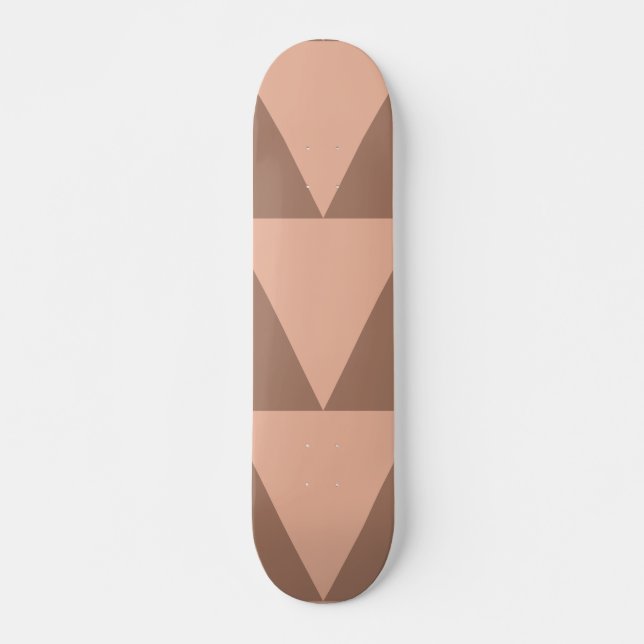 Geometrische große Dreiecke Mocha Mousse Dusty Pin Skateboard (Vorne)