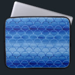 Geometrische preußische Blaufarbenskala Laptopschutzhülle<br><div class="desc">Der stilvolle, benutzerdefinierte Laptop-Ärmel verfügt über Reihen von ineinander greifenden Skalen in einem geometrischen Muster, das von dunkel bis hellblau reicht. Dagegen reichen ihre Konturen von hellblau bis dunkelblau. Die preußisch-blauen Aquarellbilder, die in den Gebläseformen sichtbar sind, zeigen Farbvariationen und zeigen die Textur des ursprünglich angefertigten Aquarellpapiers. ・Erhältlich in 3...</div>