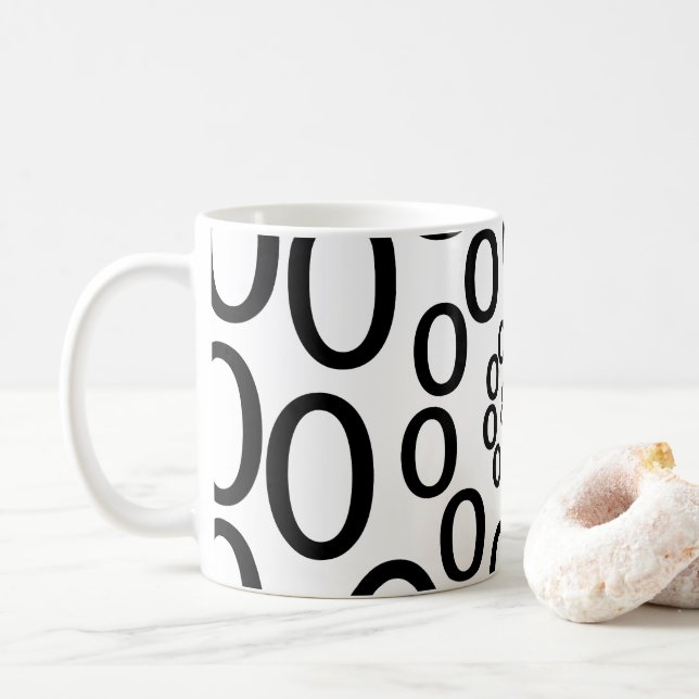 Geometrische schwarze und weiße Kreise Kaffeetasse (Mit Donut)